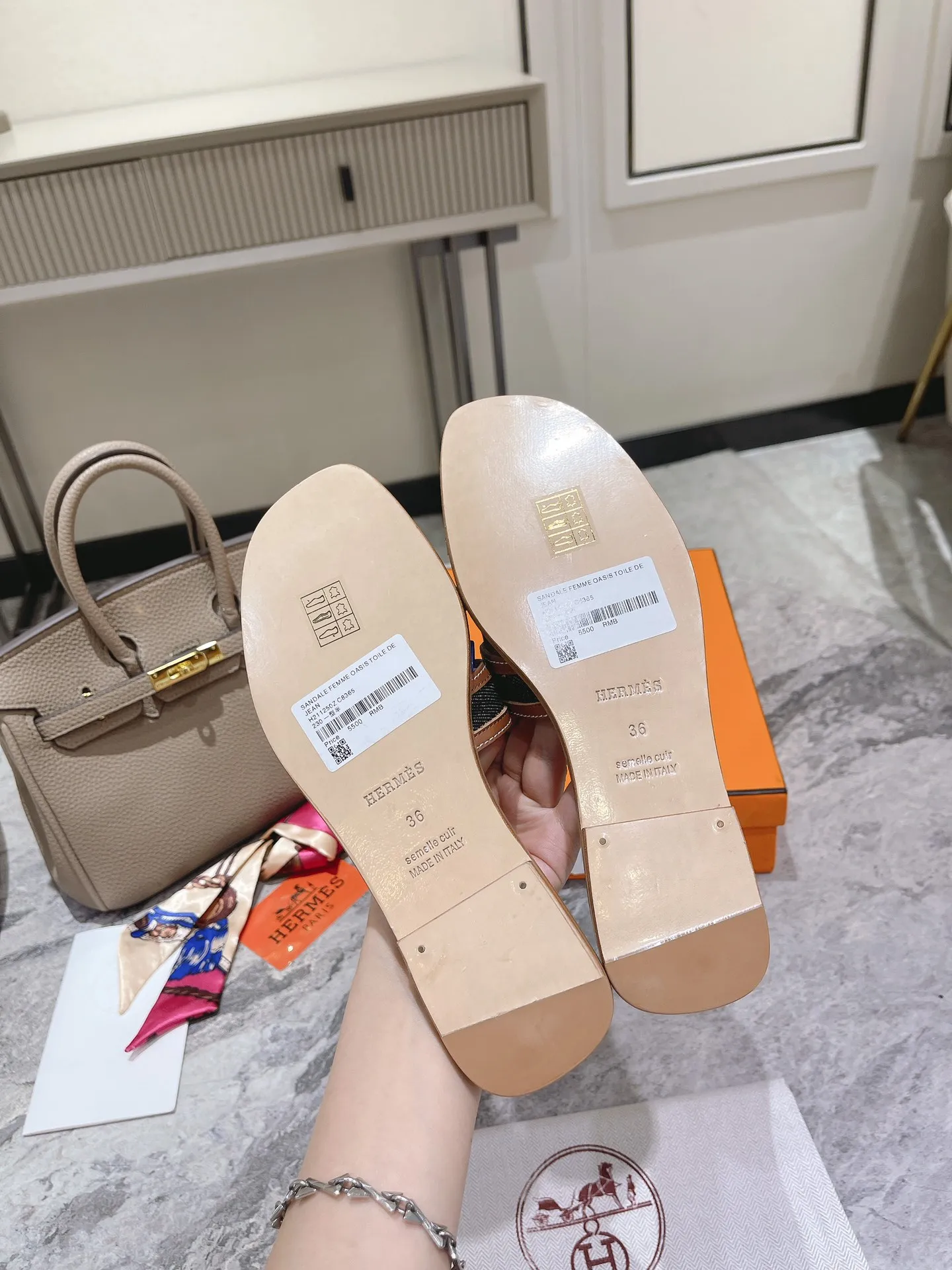 👟👟Ex-factory price 400👟👟 Genuine leather sole +50 New model for early spring, (high-end splicing and oil edge technology) newly revised version (Hermès), upgraded packaging, upgraded version and workmanship materials. Hermes®🔴The highest version of handmade shoes on the market✨✨ Top product Hermès slippers🐎 The new high-end fashion is the same as the original version, purely handmade by masters! ❥High-end customization, the highest version in the industry⚠❥Using: Hermers upper: Italian imported cowhide + original custom-grade Australian sheepskin feet + genuine leather outsole (pursuing top walking comfort) Hermes━━━━━ size: 35-40 (34.41.42 custom-made, non-returnable) Genuine leather sole Rubber sole